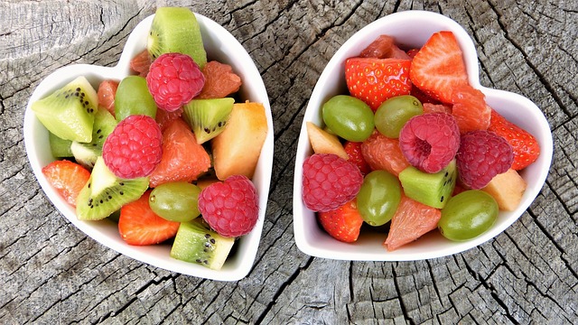 dvě misky s ovocem
