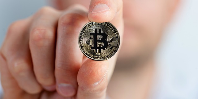 crypto-měna v ruce