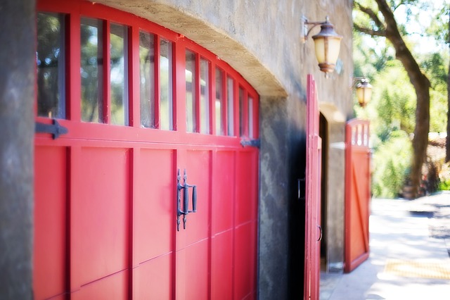 červená garážová vrata.jpg