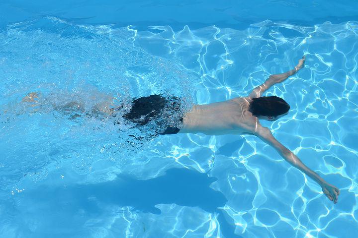 muž pod vodou